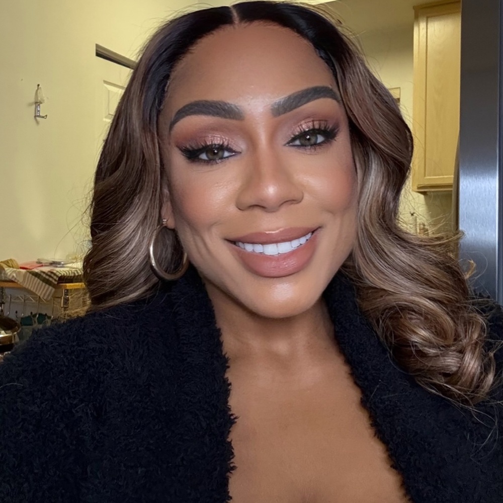 Meet your Posher, Lora